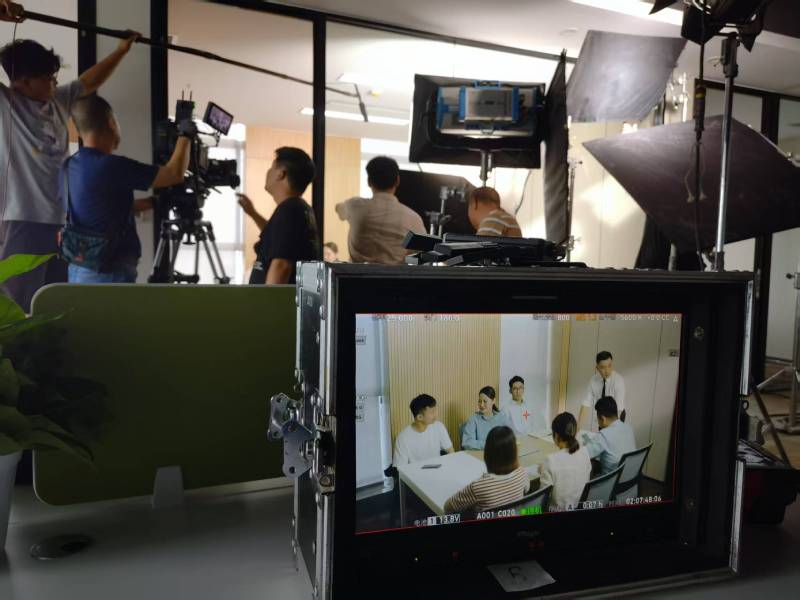 金湖县TVC拍摄公司：科技产品视觉化大师，诠释未来感与功能美学